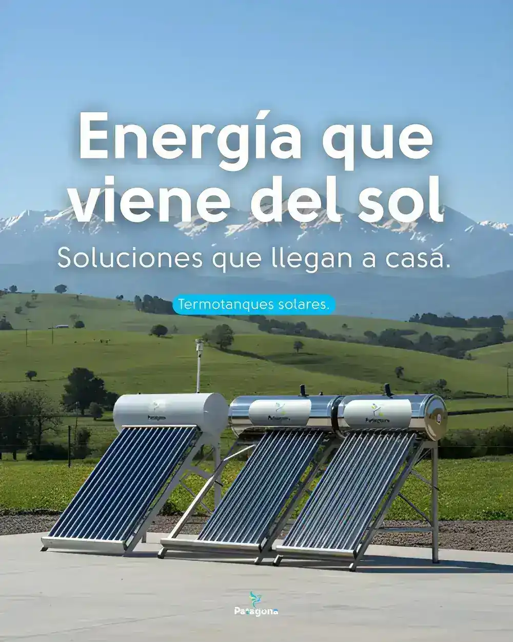 Casa moderna con termotanque solar instalado en el techo frente a la Cordillera de los Andes al amanecer